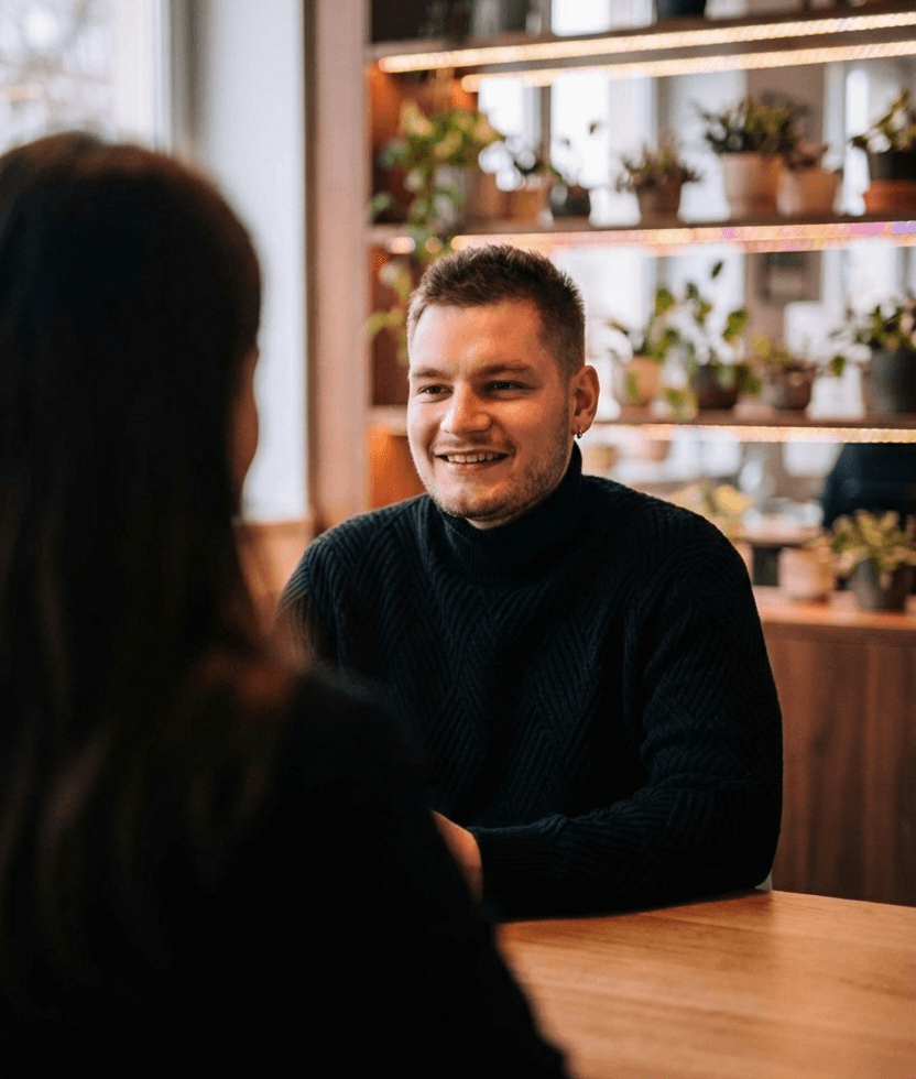 Andi im Gespräch mit einer Partnerin